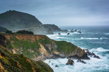 Big Sur, Kaliforniya'daki Pasifik kıyılarının görünümü.