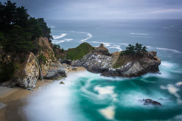Long exposure of McWay Falls and the Pacific Ocean, at Julia Pfe — Stock Photo, Image