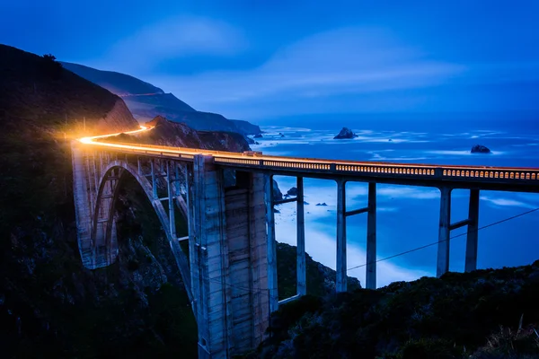 Le pont du ruisseau Bixby la nuit, à Big Sur, Californie . — Photo