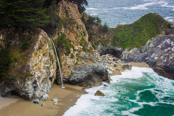 View of McWay Falls, at Julia Pfeiffer Burns State Park, Big Sur — Stock Photo, Image