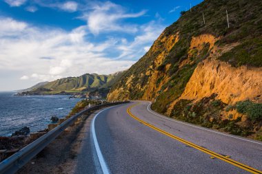 Pacific Coast Highway ve Pasifik Okyanusu'nda Big Sur görünümü,