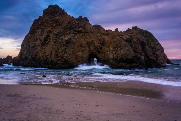 Pfeiffer Beach, w Big Sur, Calif, o zachodzie słońca, Rock dziurkę od klucza — Zdjęcie stockowe