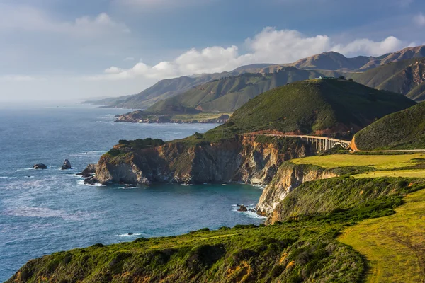 Vista del Puente de Bixby Creek y montañas a lo largo de la costa del Pacífico —  Fotos de Stock