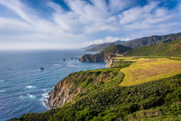 Kilátást a hegyekre, a Csendes-óceán partján, a Big Sur, Californi — Stock Fotó