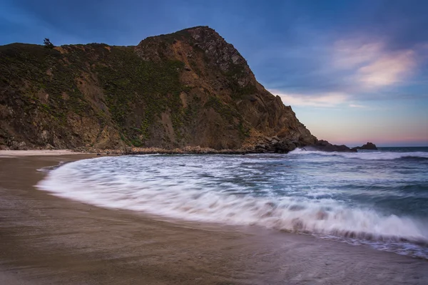 Waves in the Pacific Ocean and a rocky bluff at Pfeiffer Beach, — Stock Photo, Image