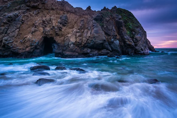 Waves in the Pacific Ocean and the Keyhole Rock at Pfeiffer Beac — Stock Photo, Image