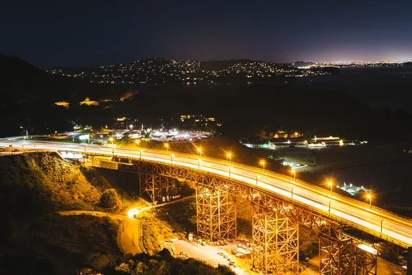 มุมมองของสหรัฐ 101 ในเวลากลางคืน จาก Golden Gate National Recreation — ภาพถ่ายสต็อก