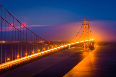 Golden Gate Köprüsü ve pil Spence sis gece görünümü