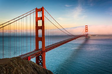 Golden Gate Köprüsü ve pil Spenc sis gün batımı görünümü