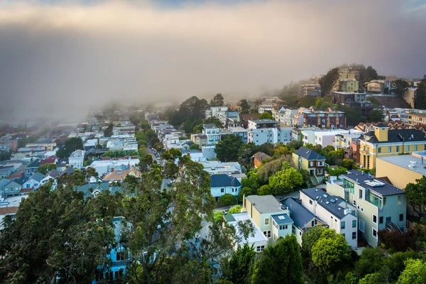 Mistige uitzicht vanaf Tank Hill Park, in San Francisco, Californië. — Stockfoto