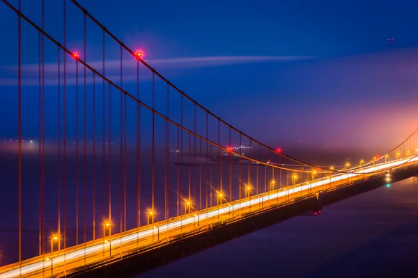 Noční pohled na Golden Gate Bridge a mlha z baterie Spence — Stock fotografie