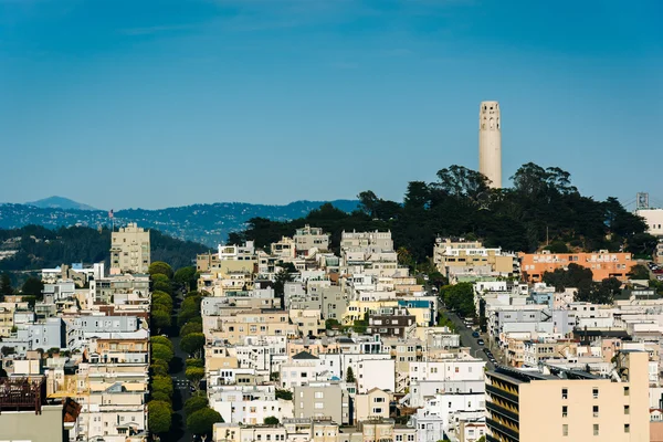 Перегляд Койт вежу з Російська Хілл, в San Francisco, Californ — стокове фото