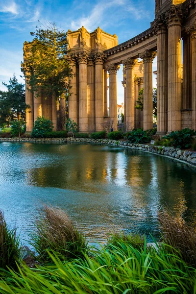 Sjön och Palace of Fine Arts Theater i San Francisco, Californ — Stockfoto