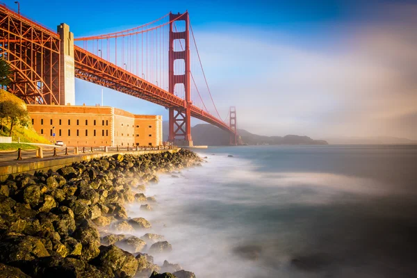 Long exposure of the Golden Gate Bridge, seen at sunrise from Fo — Stock Photo, Image