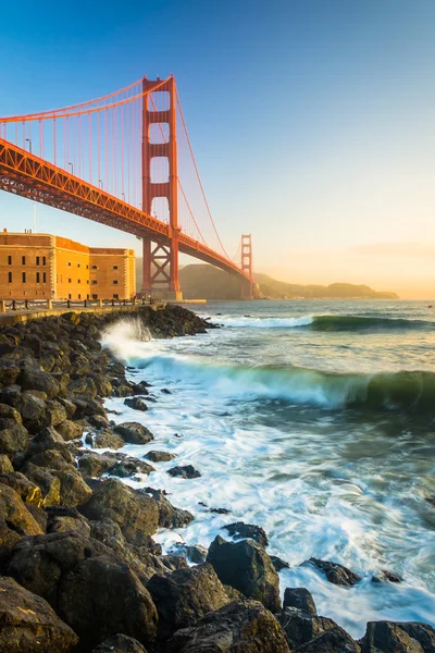 The Golden Gate Bridge, seen at sunrise from Fort Point, San Fra — Stock Photo, Image