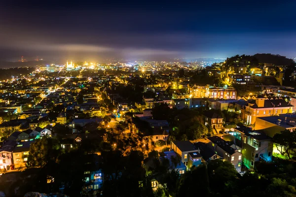 Blick vom Tank Hill Park in einer nebligen Nacht, in San Francisco, Kalifornien — Stockfoto