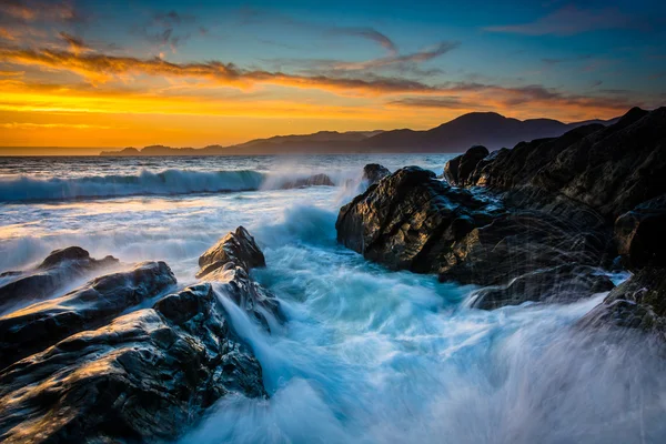 Wellen und Felsen in der Bucht von San Francisco bei Sonnenuntergang, vom Meer aus gesehen — Stockfoto