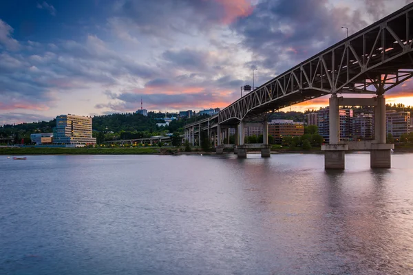 El puente Marquam al atardecer, en Portland, Oregon . — Foto de Stock