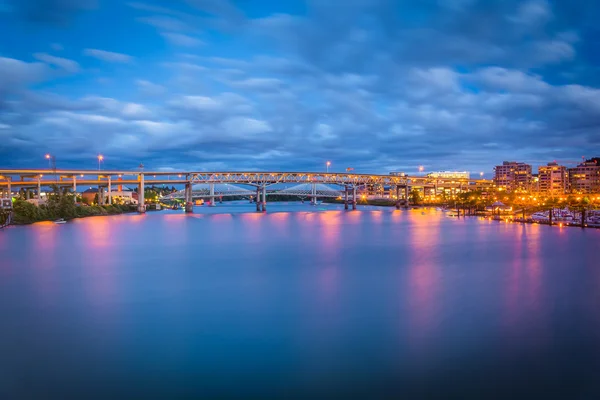 Vista das pontes sobre o rio Williamette no crepúsculo, em Portl — Fotografia de Stock