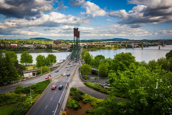 Williamette nehir ve Portland Hawthorne köprü görünümü, — Stok fotoğraf