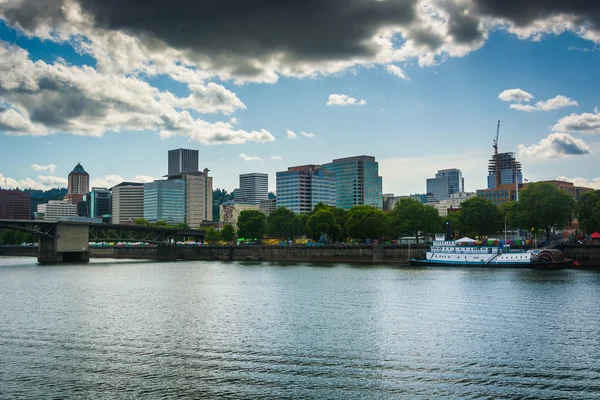 View of the skyline from the Eastbank Esplanade, in Portland, Or — Stock Photo, Image