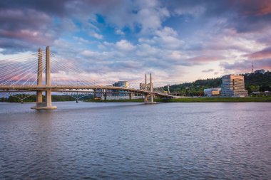 Tilikum geçen gün batımında, Portland, Oregon.