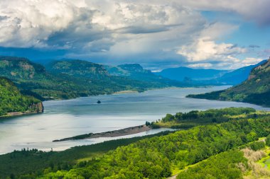 Vista evinden Columbia'da Columbia Nehri'nin görünümü