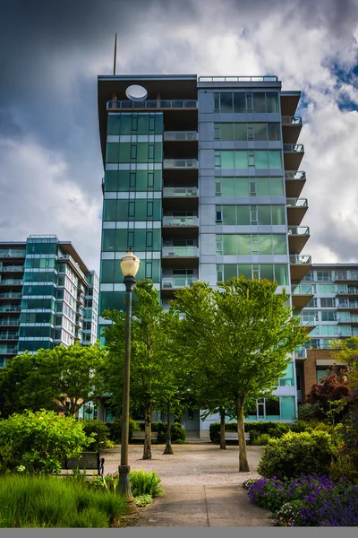 Loopbrug en moderne gebouw aan de waterkant in Portland, Orego — Stockfoto