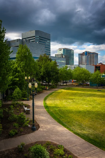 Walkway at Tom McCall Waterfront Park and buildings in Portland, — Stock Photo, Image