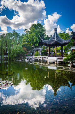 Pagoda ve Lan Su Çin Gar adlı bir havuzda yansıtan bulutlar