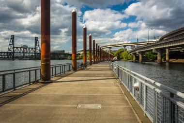 Eastbank Esplanade, Portland, cevheri, kayan geçit