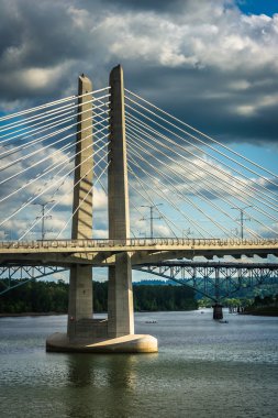 Tilikum, Williamette Nehri Portland, Oregon geçiş