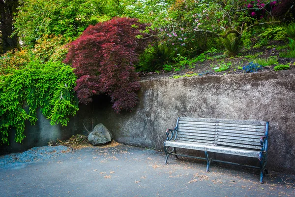 Bench and gardens at Pittock Acres Park, in Portland, Oregon. — Stock Photo, Image