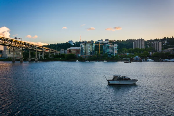 Båt i Williamette floden och byggnader i Portland, Oregon. — Stockfoto