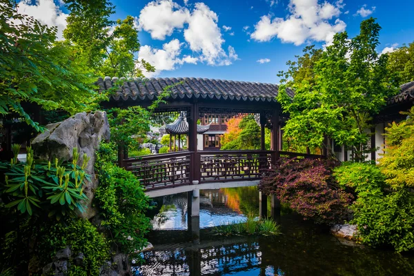 Brug over een vijver bij de Lan Su Chinese tuin in Portland, Ore — Stockfoto