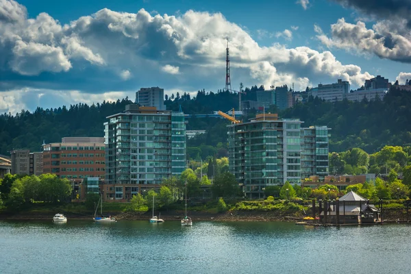 Budovy podél řeky Williamette, v Portlandu, Oregon. — Stock fotografie