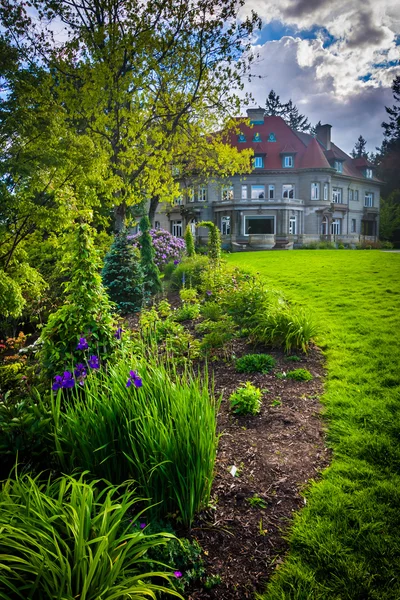 Bahçe ve Portla Pittock dönüm Park'ta Pittock Mansion — Stok fotoğraf