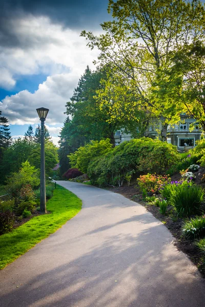 Tuinen langs een loopbrug buiten de Pittock Mansion, in Portland — Stockfoto