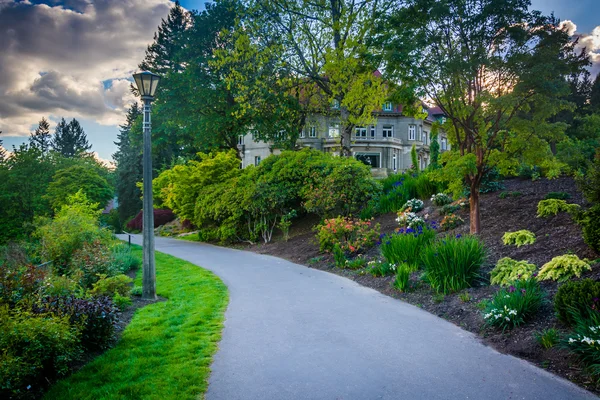 Zahrady podél chodníku mimo Pittock zámek, v Portlandu — Stock fotografie