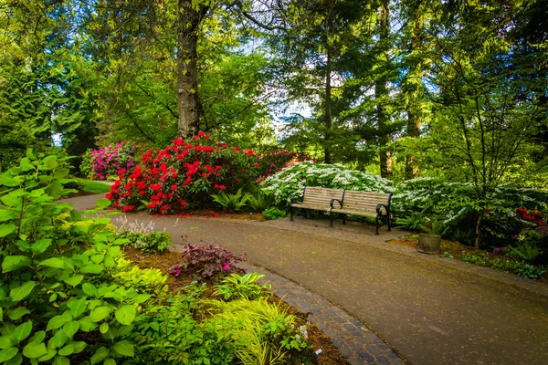 Giardini e panchina lungo una passerella al Pittock Acres Park di Portl — Foto Stock