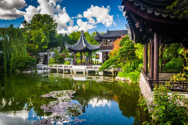 Pagode en vijver bij de Lan Su Chinese tuin in Portland, Oregon — Stockfoto