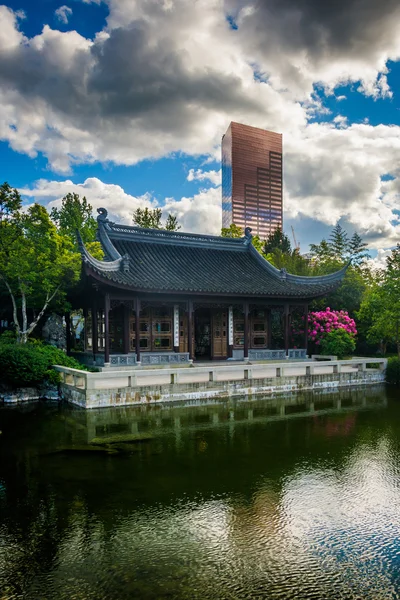 Pagode en wolkenkrabber in de Lan Su Chinese tuin in Portland, — Stockfoto