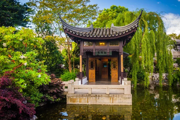 Lan Su 中国庭園、ポートランド、オレゴン州の塔. — ストック写真