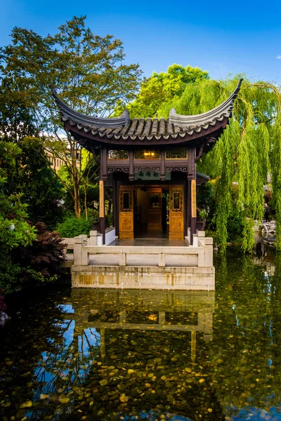 Lan Su 中国庭園、ポートランド、オレゴン州の塔. — ストック写真