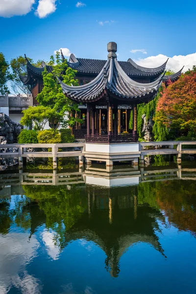 Pagode weerspiegelen in een vijver bij de Lan Su Chinese tuin, in Por — Stockfoto