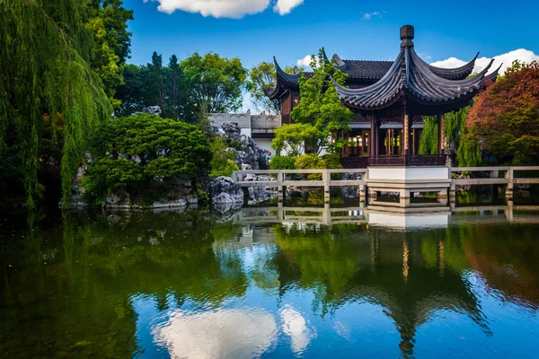 Pagoda återspeglar i en damm på Lan Su kinesiska trädgården, i Por — Stockfoto
