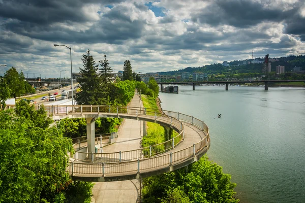 Pedestrian ramp to the Morrison Bridge, in Portland, Oregon. — Stock Photo, Image