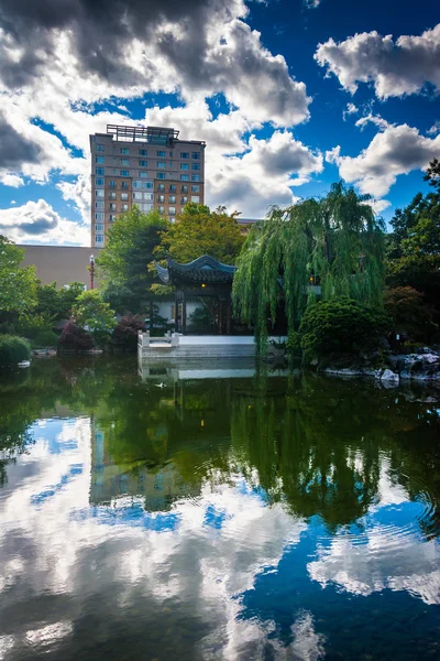 高層ビルや Lan S で池の中を反映して劇的な雲 — ストック写真