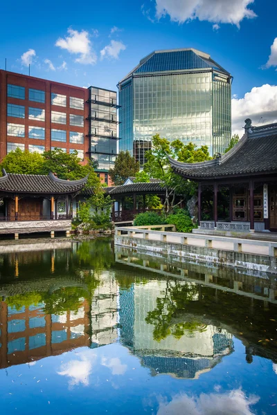 高層ビルの Lan Su 中国庭園で池に反映 — ストック写真