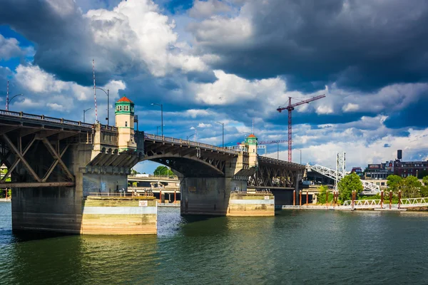 El puente Burnside, sobre el río Williamette en Portland, Ore — Foto de Stock